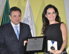 Ana de la Reguera recibe una medalla meritoria por parte del famoso Tecnológico de Monterrey
